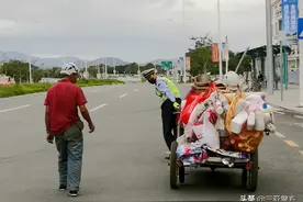 伸出援手排忧解难 尽我所能帮助他人三亚交警街头助六旬老人推车回家图片