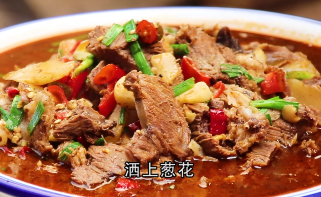 猪头肉这样做才好吃，农村大锅一炖，香辣入味，越吃越想吃