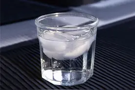 为什么白酒不能冰镇着喝？早就有人试过了，了解一下危害图片