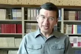 朱迅老公罕露面，身材发福老态明显，曾是央视名主持现任大学教授图片