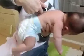 加兰特反射是一种天然婴儿反射动作，有关八种婴儿反射父母要了解图片