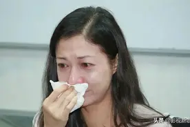 1999年，吴绮莉承认怀了成龙的孩子，成龙：自己的错，不怪女方图片