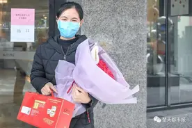 今天，记者给这个“最美护士”献上一束火红的玫瑰图片