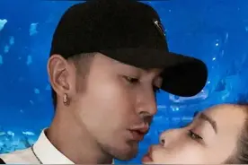 50岁钟丽缇真会撒娇！穿V领裙身材好丰满，跟小12岁老公超甜图片