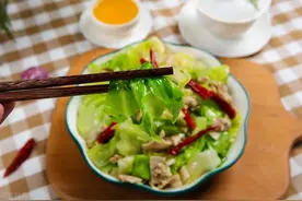 炒包菜时，焯水还是过油？大厨教你正确做法，又香又脆，入味下饭图片