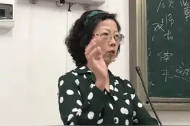 大学老师变身“行走的衣柜”，衣服多到每天不重样，羡煞女大学生图片