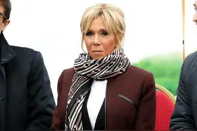 法国夫人真调皮！高跟鞋不穿拿手里，让小25岁老公扶着她下楼梯图片