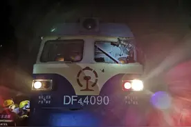 吊臂车挂钩脱落撞向行驶中的火车 两名火车司机受伤图片