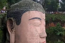乐山大佛千年不倒，可为什么每逢重大灾难都会闭眼落泪？图片