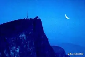 李白秋诗美句：峨眉山月半轮秋图片