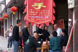 四川小镇网红苍蝇馆子，半小时吃完50个抄手免单，至今无人敢挑战图片