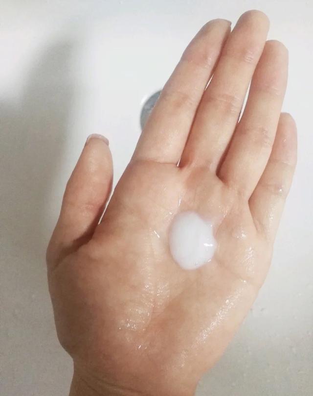 敏感肌能用的洗面奶并不多，除了芙丽芳丝就数它了，别再交智商税