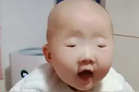 男孩因眼睛小火了，网友笑出“鹅叫”：李荣浩都甘拜下风图片