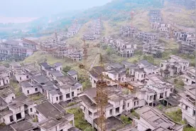 重庆一片独栋烂尾别墅群，占满整座山坡，杂草丛生图片