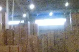 湖南打工者二百多少斤的冰箱搬到九楼才挣6元，真是血汗钱图片