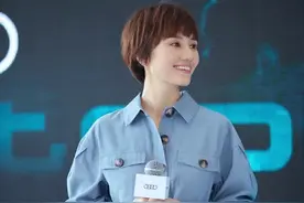 袁泉的气质一般人比不了，一身蓝色连体裤优雅沉稳，真有高级感图片