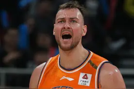 放弃千万年薪，最终只捞到底薪，NBA这5人心比天高却被打脸图片