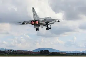 歼轰7为什么还不退役？一性能极其突出，堪比空中东风快递图片