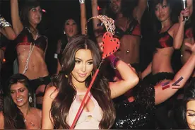 你见过吗？十年前金·卡戴珊和姐妹、闺蜜在派对上狂欢图片