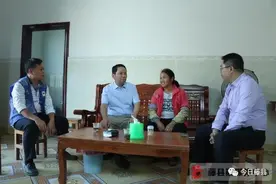 #力争上游新梧州#黄东明到东荣镇调研脱贫攻坚和禁毒“摘帽”攻坚工作图片