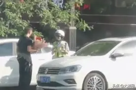 女交警给老公开罚单被表白！网友：公正严明的狗粮图片