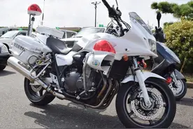 日本警用摩托的主力车型本田“CB1300”图片