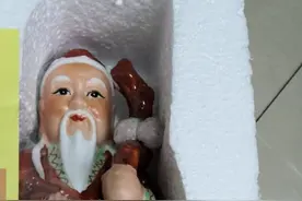 特别的礼物：有人收到一尊月老，有人给老师送挂钟图片