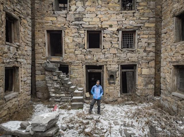 河南小村被称为中国第一鬼村,家家门口摆棺材,村民揭露背后真相