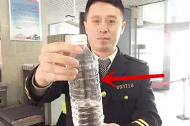 为什么机场安检口禁止带饮料，但机场里面的饮料却可以带上飞机？视频封面