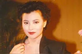 她是“被遗忘的港姐”，为走红拍三级裸体出镜，今56岁成豪门艳妇图片