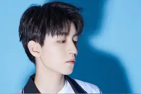 王俊凯蓝色写真大片，阳光帅气图片