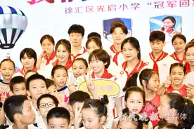 回到母校光启小学，奥运冠军陈芋汐给班主任送上大大的拥抱图片