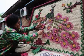 农村烧火玉米皮大姐“捣鼓”成工艺品，件件不一样，年增收两三万图片