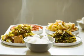 隔夜水、隔夜菜、隔夜茶，哪种不能吃？为了健康不妨看看图片