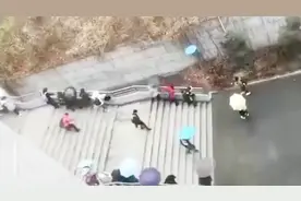 延边大学开启溜冰模式 上学的路上 同学们仿佛是憨态可掬的企鹅