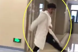 产房外爸爸得知生了个女儿，做出的反应引人注目，网友：过于真实图片