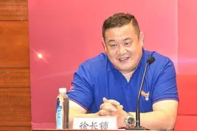 巩晓彬辞任山东男篮主教练！徐长锁接任图片