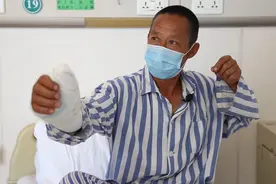 53岁铁岭男子学人射鱼玩，结果一条鱼没射到，反被鱼镖射穿右手图片