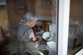 “我是五十岁独居女人，无儿无女又何妨，一个人的平静淡然”图片