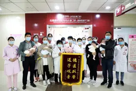 奇！双胞胎姐妹同时诞下龙凤胎宝宝图片