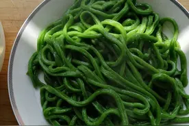 教大家如何用:菠菜与火龙果做面食(拉条子)大人小孩都爱吃图片