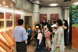 南京玄武区公教一村社区组织辖区学生参观中科院土壤标本馆图片