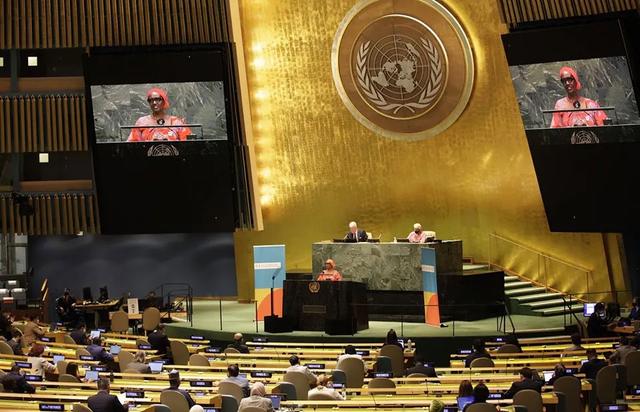 一周热闻|法国总统遭掌掴、美国总统开始任内首次外访、比特币首成法定货币……