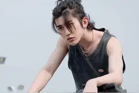蔡徐坤时尚杂志形象大变，网友却并不买账，“硬汉”塑造失败？图片