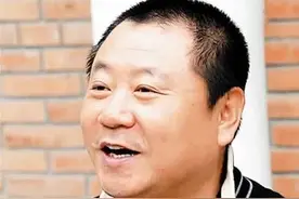 范伟牵手妻子27年零绯闻，今妻子貌美如花，范伟却尽显老态图片