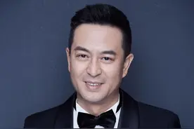 张嘉译病情又严重，一家人出门被拍，全程腰直不起来让人心疼图片