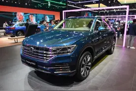 带字母的大众途锐也开始带电了，混动版续航达1000km，动力强图片