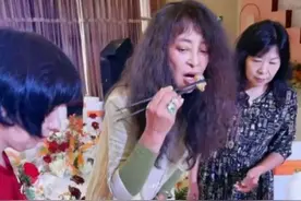 知名女演员参加婚宴现场打包剩菜被嘲！直言：不丢人图片
