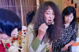 知名女演员参加婚宴现场打包剩菜被嘲！直言：不丢人图片