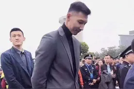 真低调！易建联身价4亿管理12家公司，却带娃买菜、穿拖鞋逛夜市图片